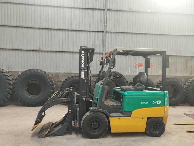 Hình ảnh xe nâng kẹp giấy 2 tấn Komatsu FB20EXL-11 tại kho bãi