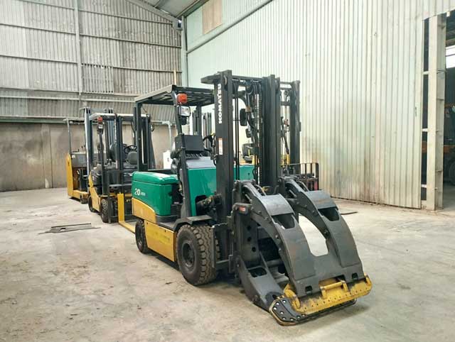 Hình ảnh xe nâng kẹp giấy 2 tấn Komatsu FB20EXL-11 tại kho bãi