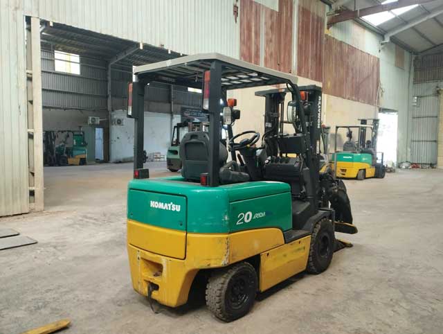 Hình ảnh xe nâng kẹp giấy 2 tấn Komatsu FB20EXL-11 tại kho bãi