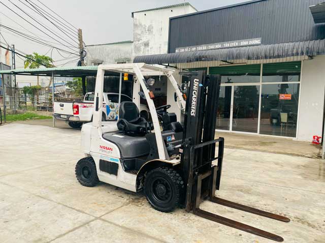 Hình ảnh thực tế xe nâng dầu 2 tấn Nissan tại kho bãi