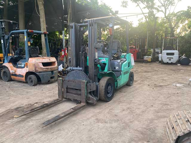 Hình ảnh thực tế xe nâng dầu Mitsubishi FD25T tại kho bãi: