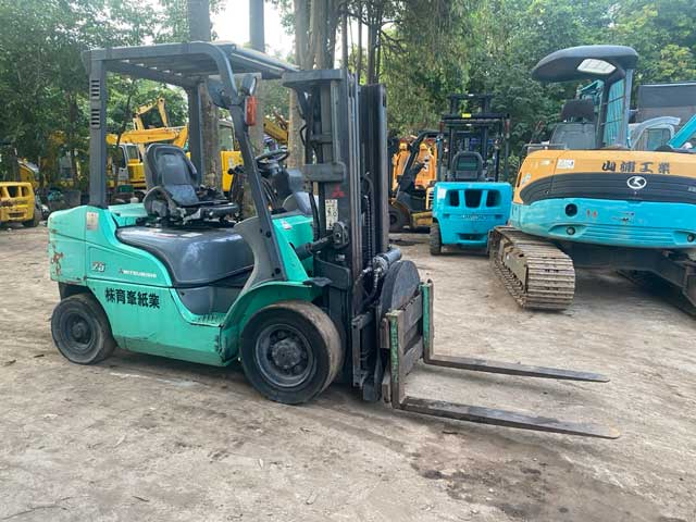 Hình ảnh thực tế xe nâng dầu Mitsubishi FD25T tại kho bãi: