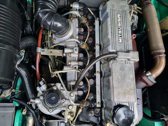 Hình ảnh thực tế động cơ xe nâng dầu Mitsubishi FD25T tại kho bãi: