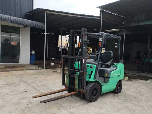 Hình ảnh xe nâng dầu 2 tấn Mitsubishi FD20 tại bãi
