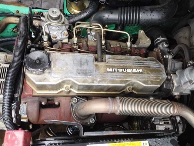 Hình ảnh động cơ xe nâng dầu 2 tấn Mitsubishi FD20 tại bãi