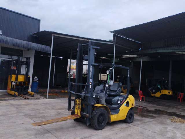 Hình ảnh thực tế xe nâng dầu Komatsu FD25T-17 tấn tại kho bãi