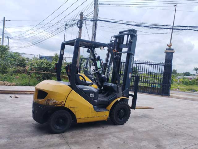 Hình ảnh thực tế xe nâng dầu Komatsu FD25T-17 tấn tại kho bãi