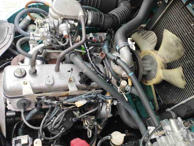 Hình ảnh thực tế động cơ xe nâng xăng gas cũ Toyota 7FGL15 tại kho
