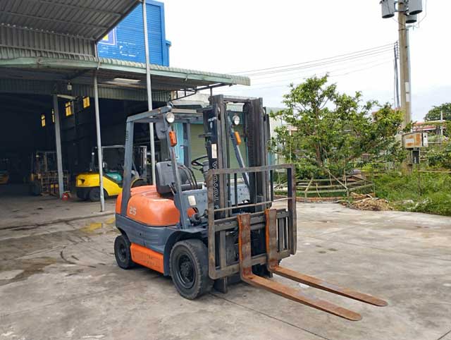 Hình ảnh thực tế xe nâng Toyota 6FD25 tại kho bãi