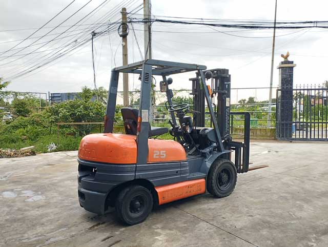 Hình ảnh thực tế xe nâng Toyota 6FD25 tại kho bãi