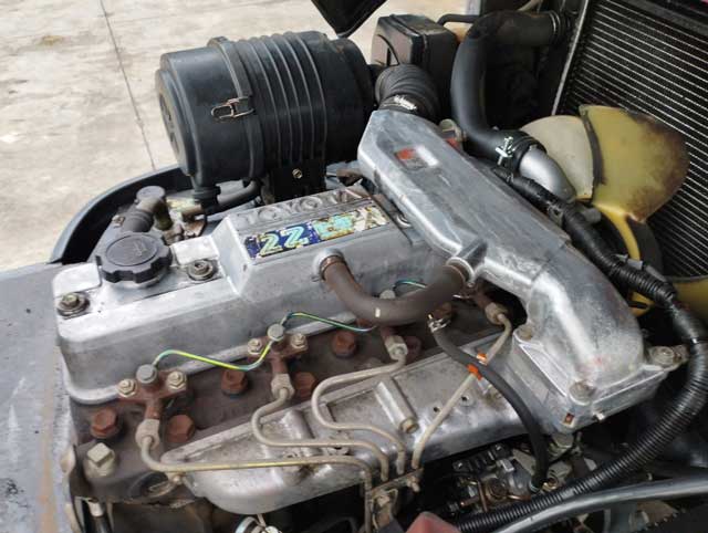 Hình ảnh thực tế động cơ xe nâng Toyota 6FD25 tại kho bãi