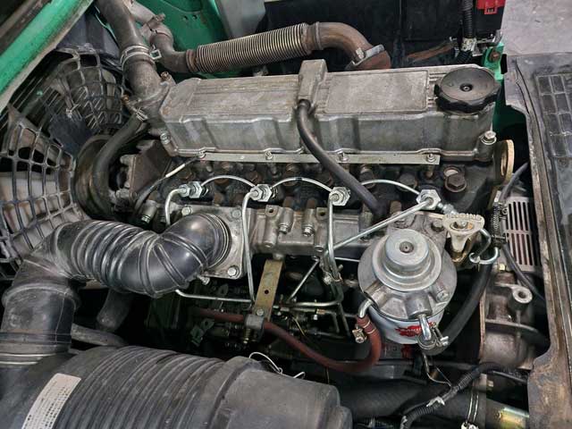 Hình ảnh thực tế động cơ xe nâng dầu 3.5 tấn Mitsubishi FD35T tại kho bãi