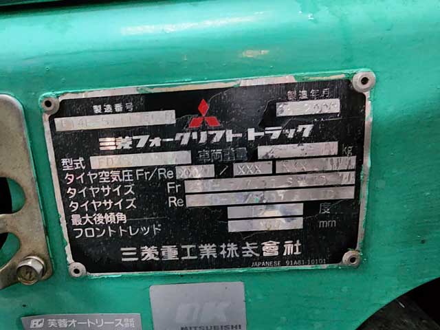 Hình ảnh thực tế tem xe nâng dầu 3.5 tấn Mitsubishi FD35T tại kho bãi