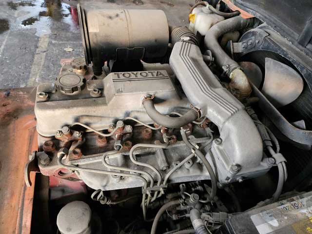 Hình ảnh thực tế động cơ xe nâng dầu 2.5 tấn Toyota 5FD25 tại kho bãi