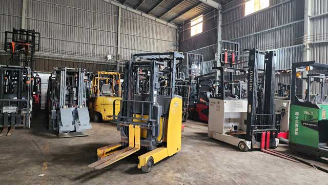 Hình ảnh thực tế xe nâng điện đứng lái 1.3 tấn Komatsu tại kho bãi