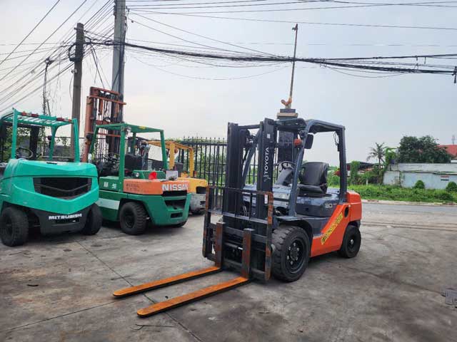 Hình ảnh thực tế xe nâng dầu 3 tấn Toyota 8FD30 tại kho bãi
