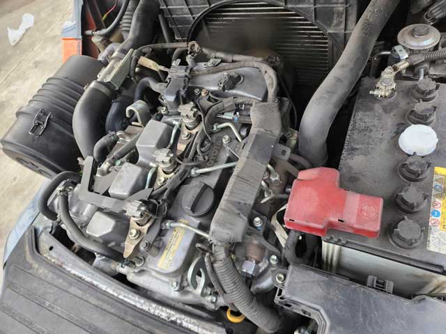 Hình ảnh thực tế động cơ xe nâng dầu 3 tấn Toyota 8FD30 tại kho bãi