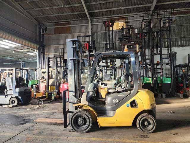 Hình ảnh thực tế xe nâng dầu 2 tấn Komatsu tại kho bãi