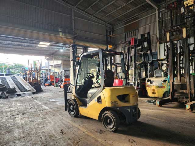 Hình ảnh thực tế xe nâng dầu 2 tấn Komatsu tại kho bãi