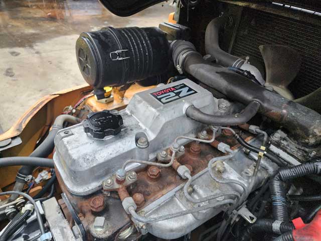 Hình ảnh thực tế động cơ xe nâng dầu 2.5 tấn Toyota 7FD25 tại kho bãi